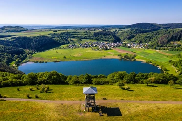 Meerfelder Maar mit Landesblick