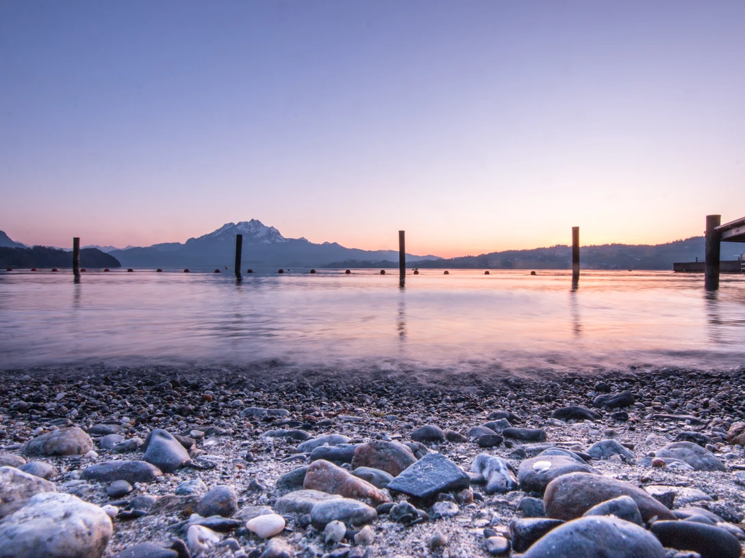 Sunset at Greppen lido Abendstimmung im Strandbad Greppen mit Blick auf den PilatusEvening atmosphere at Greppen lido with a view of Mount PilatusAmbiance du soir à la plage de Greppen avec vue sur le Pilate