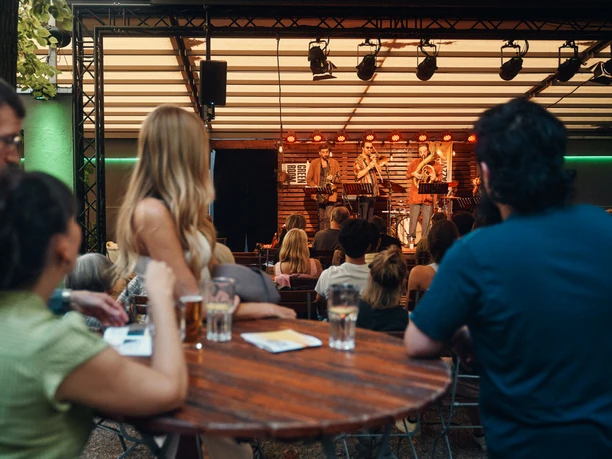 Cologne Jazzweek Jazzkonzert in Köln: Menschen genießen lässig Livemusik im stimmungsvollen Ambiente.