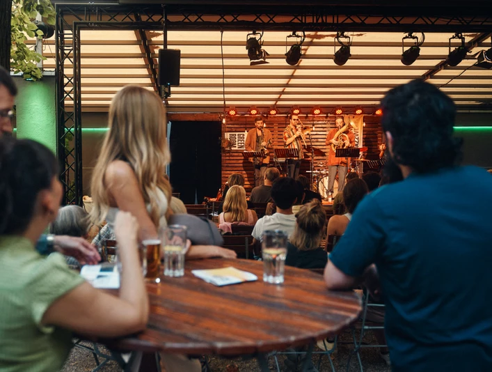 Cologne Jazzweek Jazz concert in Cologne: people casually enjoy live music in an atmospheric setting.