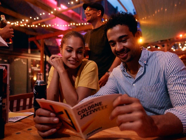Cologne Jazzweek Ein Paar betrachtet ein Programmheft der Cologne Jazzweek