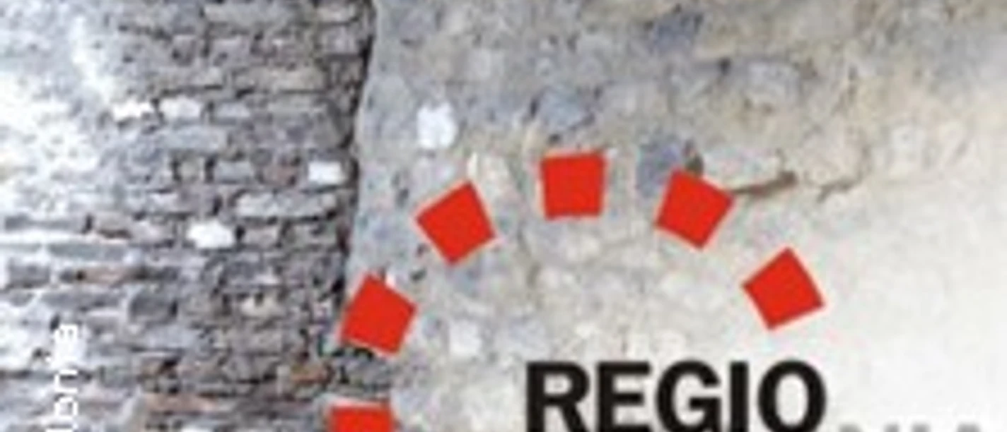 Alte gemauerte Wand mit dem Logo von Regio Colonia im Vordergrund