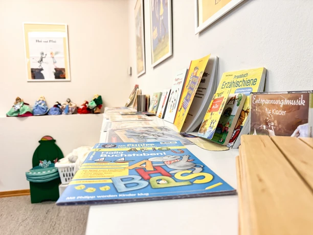 Bücher und Handpuppen im Innenbereich des Kindergartens.