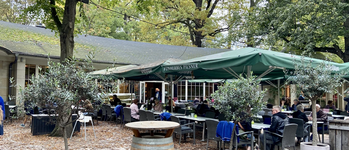 Glashaus im Clarapark - Essen mit Kind in Leipzig Der schattige Biergarten des Glashaus im Clarapark besticht mit Gemütlichkeit und Kulinarik