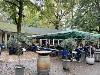 Le Biergarten ombragé du Glashaus dans le Clarapark séduit par sa convivialité et sa gastronomie