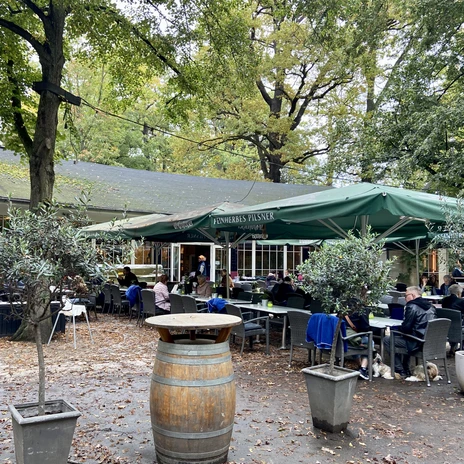 Le Biergarten ombragé du Glashaus dans le Clarapark séduit par sa convivialité et sa gastronomie