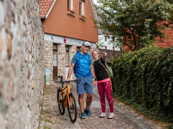 stadtmauer-ti-radfahrer.jpg Osteroder Stadtmauer mit Radtouristen