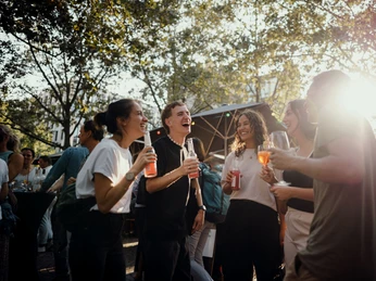 meet & eat Cologne Eine fröhliche Gruppe von jungen Menschen genießt ein geselliges Treffen im Freien mit Getränken in der Hand.A cheerful group of young people enjoy a social gathering outdoors with drinks in hand.