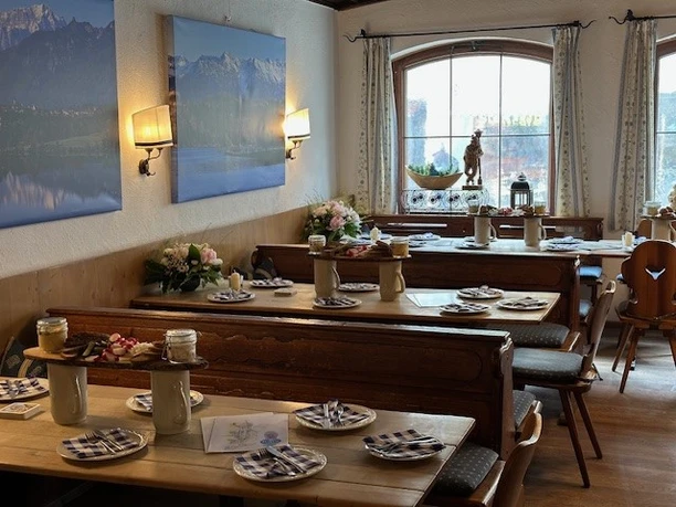 Karg innenansicht mit Gedeck.jpg