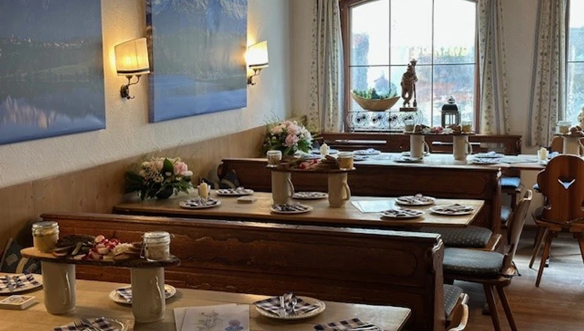 Karg innenansicht mit Gedeck.jpg