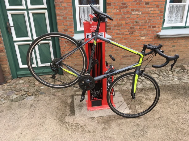 Fahrradreparaturstation_mit_Rad___c__Volker_Bolten.jpg