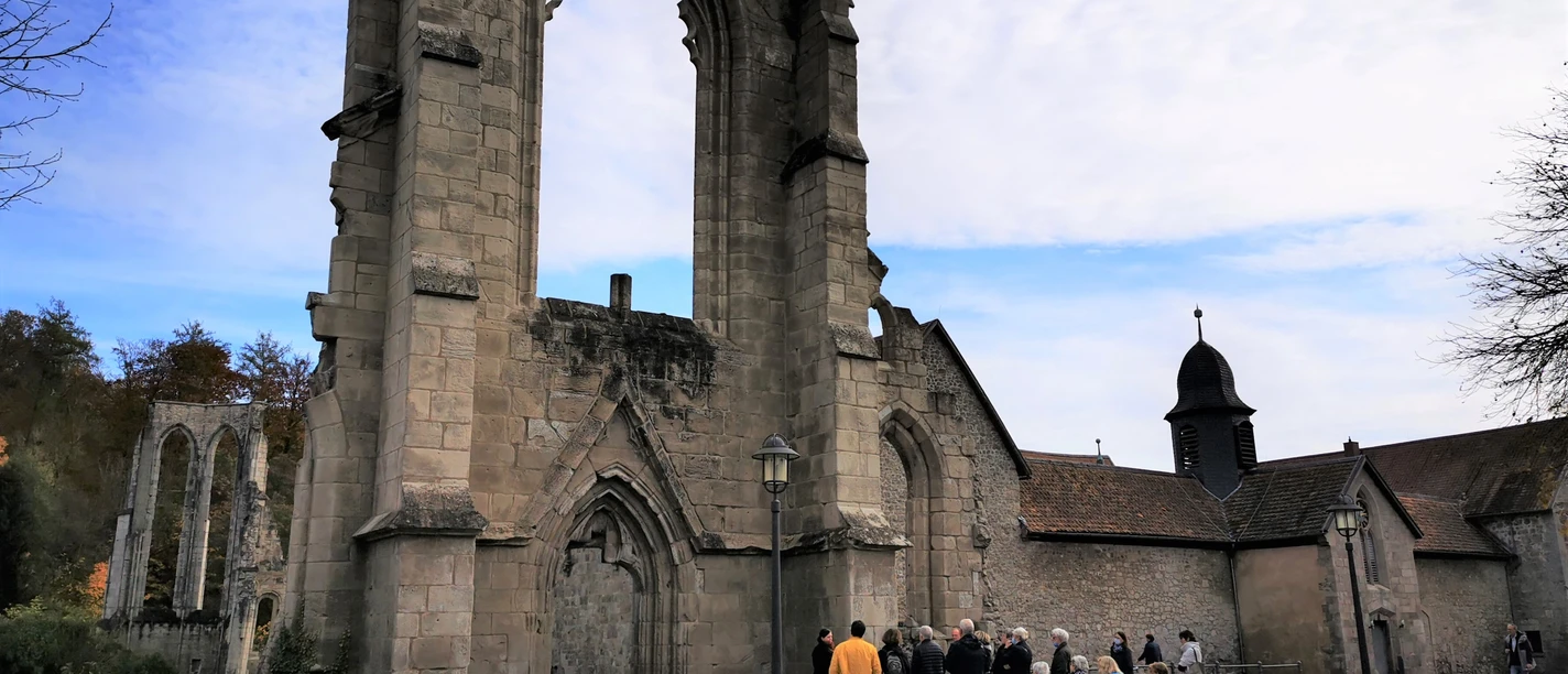 Führung vor dem Westportal der Klosterkirche Walkenried