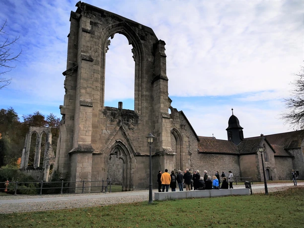 Führung vor dem Westportal der Klosterkirche Walkenried