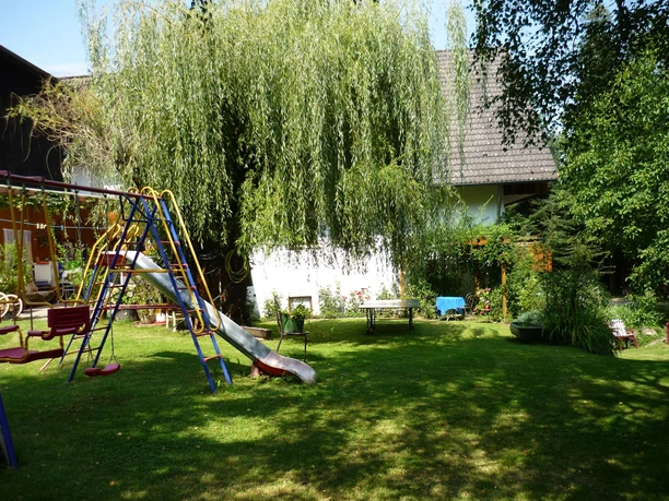 Garten mit Spielplatz