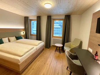 Doppelzimmer_203_Hotel_des_alpes_Fiesch