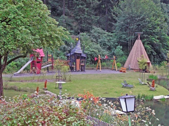 Naturerlebnispark Lerbach Naturerlebnispark mit Teich und Spielplatz im Hintergrund