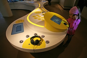 Interaktiver Tisch in der Ausstellung im Nationalparkhaus St Peter-Ording