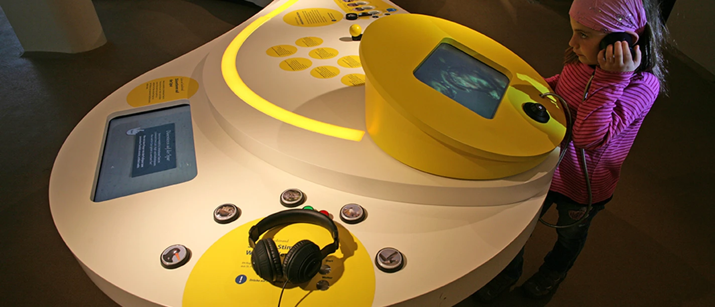 Interaktiver Tisch in der Ausstellung im Nationalparkhaus St Peter-Ording