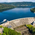 Staumauer und Edersee von oben
