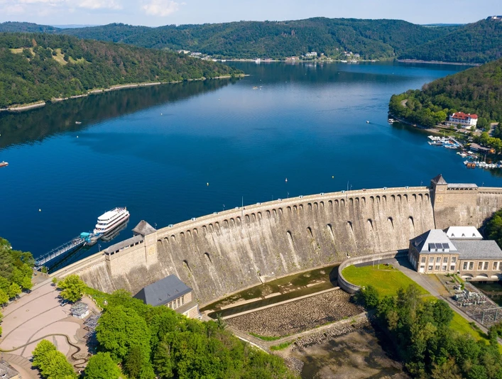 Staumauer und Edersee von oben