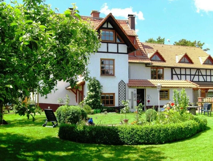 Garten mit vielen Sitz- und Liegeplätzen