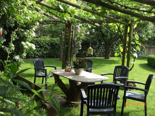 Sitzplatz unter der Pergola