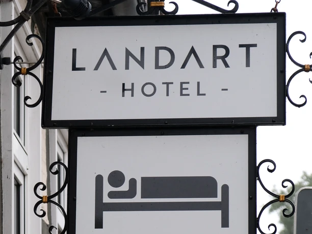 Landart Hotel - Hangend hotel uithangbord