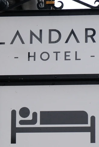 Landart Hotel - Hängendes Hotelschild Landart Hotel - Hängendes Hotelschild