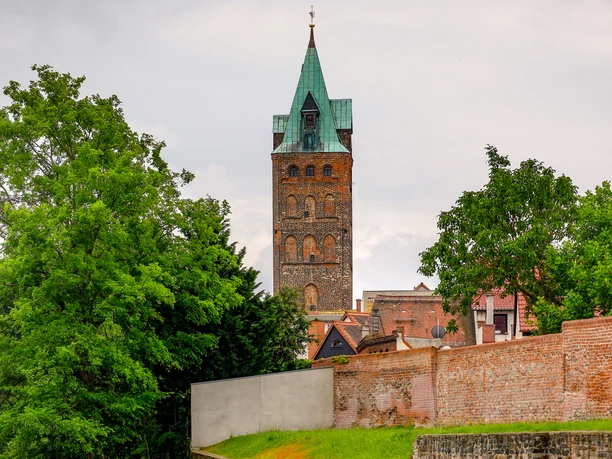 Broad tower and moat © Axel Goldammer.jpg Broad tower and moat © Axel Goldammer.jpg