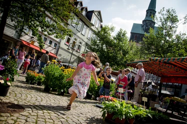Osteroder Wochenmarkt Kind hüpft über den Osteroder Wochenmarkt