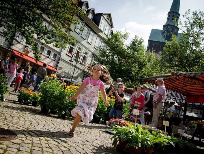 Osteroder Wochenmarkt Kind hüpft über den Osteroder Wochenmarkt