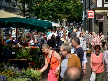 Wochenmarkt mit Blick in die Marientorstraße Viele Besucher vor den Marktständen des Wochenmarktes