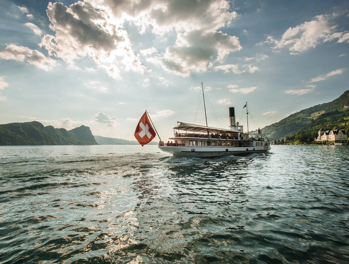 Steamboat Lake Lucerne Dampfschiff vor VitznauSteamboat off VitznauBateau à vapeur devant Vitznau
