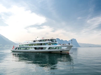 Motorschiff Diamant Vierwaldstättersee Motorschiff Diamant zwischen Beckenried und VitznauMotorboat Diamond between Beckenried and VitznauBateau à moteur Diamant entre Beckenried et Vitznau