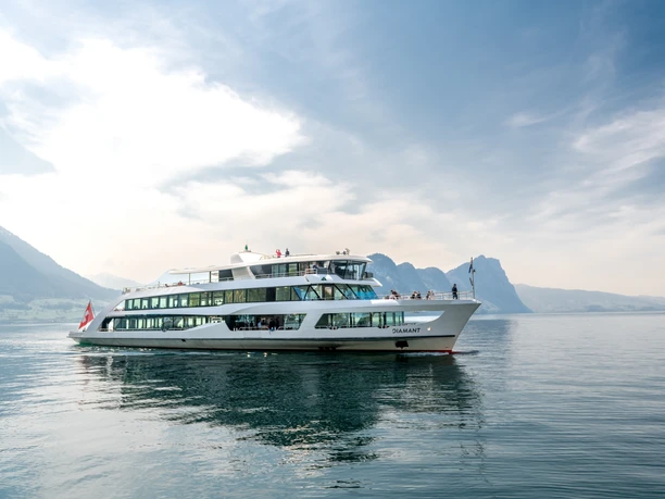 Motorschiff Diamant Vierwaldstättersee Motorschiff Diamant zwischen Beckenried und Vitznau