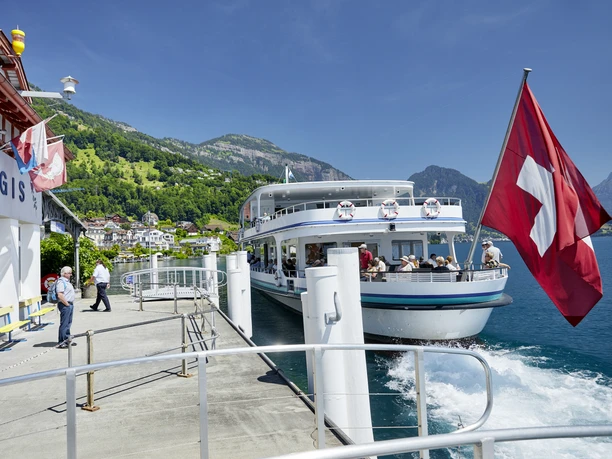 Motorschiff in Weggis Motorschiff an der Schiffstation Weggis