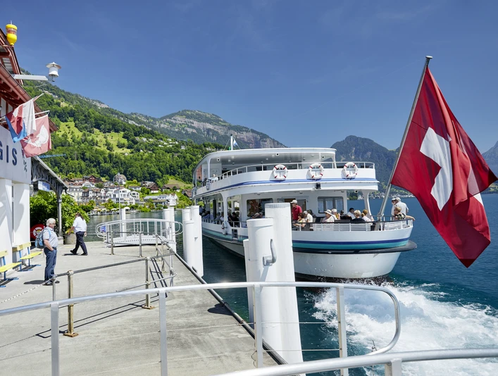 Motorschiff in Weggis Motorschiff an der Schiffstation WeggisMotorboat at the Weggis boat stationBateau à moteur à l'embarcadère de Weggis