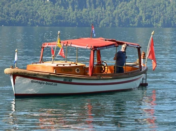 Bateau de Quatagis Das Fahrgast-Schiff Quatagis auf dem VierwaldstätterseeThe Quatagis passenger boat on Lake LucerneLe bateau de passagers Quatagis sur le lac des Quatre-Cantons