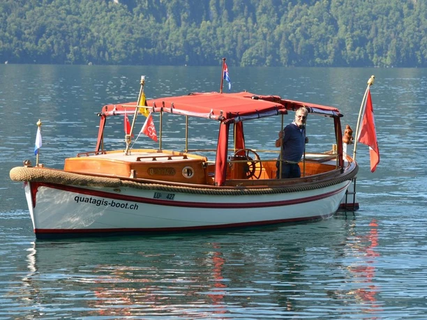 Bateau de Quatagis Le bateau de passagers Quatagis sur le lac des Quatre-Cantons
