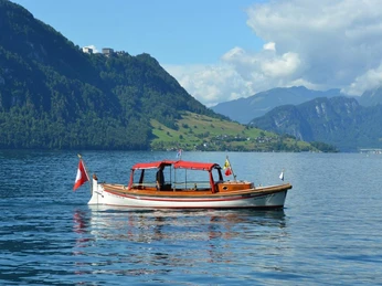 Quatagis Boot Das Fahrgast-Schiff Quatagis vor dem BürgenstockThe passenger boat Quatagis in front of the BürgenstockLe bateau de passagers Quatagis devant le Bürgenstock