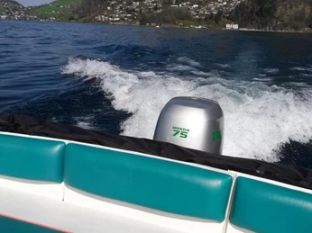 Sail and More École de voile et excursions en bateau Mit dem Motorboot unterwegs auf dem VierwaldstätterseeTravelling by motorboat on Lake LucerneEn route sur le lac des Quatre-Cantons avec un bateau à moteur