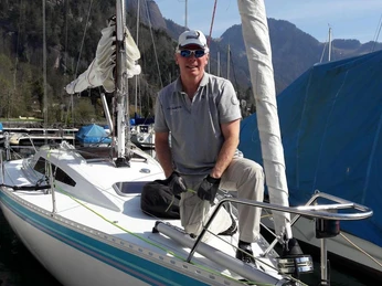 Sail and More École de voile et excursions en bateau Skipper auf seinem SegelbootSkipper on his sailing boatSkipper sur son voilier