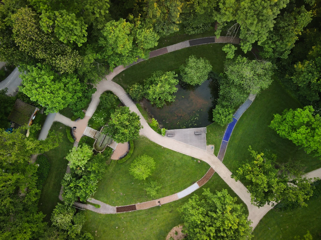 Wassertretbecken von oben im Kurpark Bad Laer Barfußpark Quellkolk und Wassertretbecken im Kurpark Bad Laer