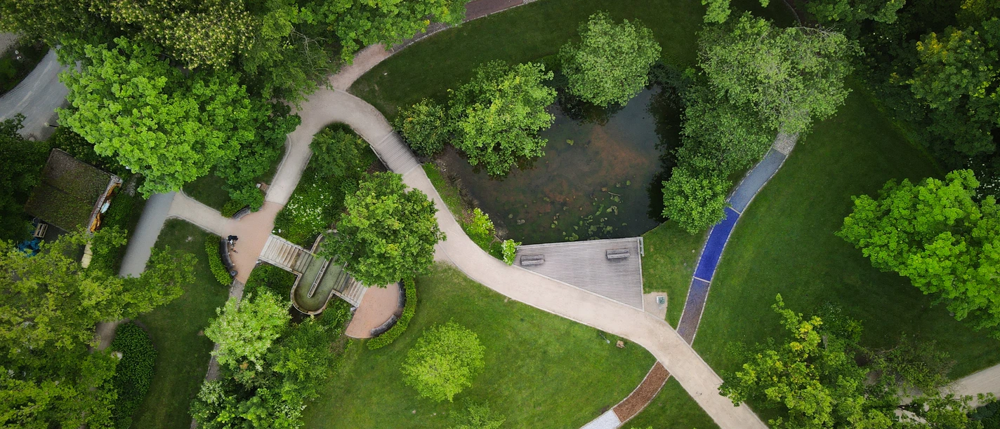 Wassertretbecken von oben im Kurpark Bad Laer Barfußpark Quellkolk und Wassertretbecken im Kurpark Bad Laer