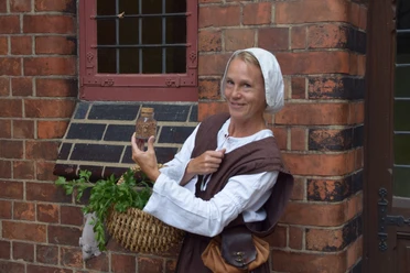 Stadtführungen_Von Seuchen, Salben und Scharlatanen_©-Verein Lüneburger Stadtführer.jpg Mit Hebamme Clara geht es auf eine humorvolle Zeitreise durch Lüneburgs Gassen. Unterhaltsam und kurios lüftet sie alte Geheimnisse der Kräuterfrauen und erzählt vom damaligen Alltag.