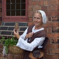 Stadtführungen_Von Seuchen, Salben und Scharlatanen_©-Verein Lüneburger Stadtführer.jpg Mit Hebamme Clara geht es auf eine humorvolle Zeitreise durch Lüneburgs Gassen. Unterhaltsam und kurios lüftet sie alte Geheimnisse der Kräuterfrauen und erzählt vom damaligen Alltag.