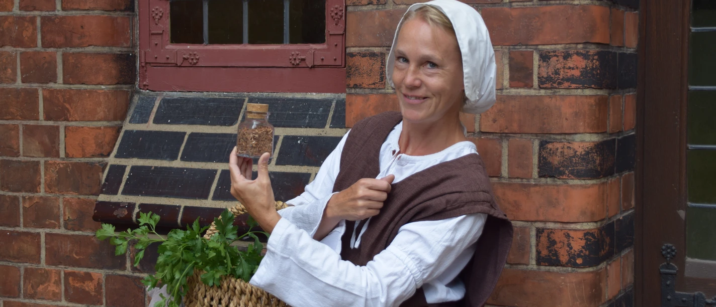 Stadtführungen_Von Seuchen, Salben und Scharlatanen_©-Verein Lüneburger Stadtführer.jpg Mit Hebamme Clara geht es auf eine humorvolle Zeitreise durch Lüneburgs Gassen. Unterhaltsam und kurios lüftet sie alte Geheimnisse der Kräuterfrauen und erzählt vom damaligen Alltag.