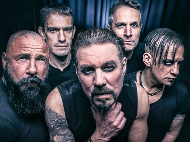 Remode Spy 2023 _C_Silke Kemmer.jpg Fünf Männer ausdrucksstark vor dunklem Hintergrund, Fokus auf Gesichtszüge und tätowierte Arme.