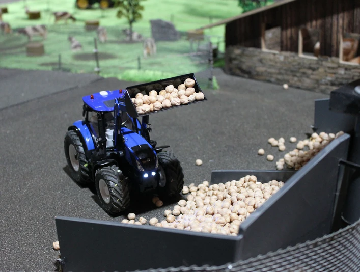 Traktor im Modellspielland Diemtigtal