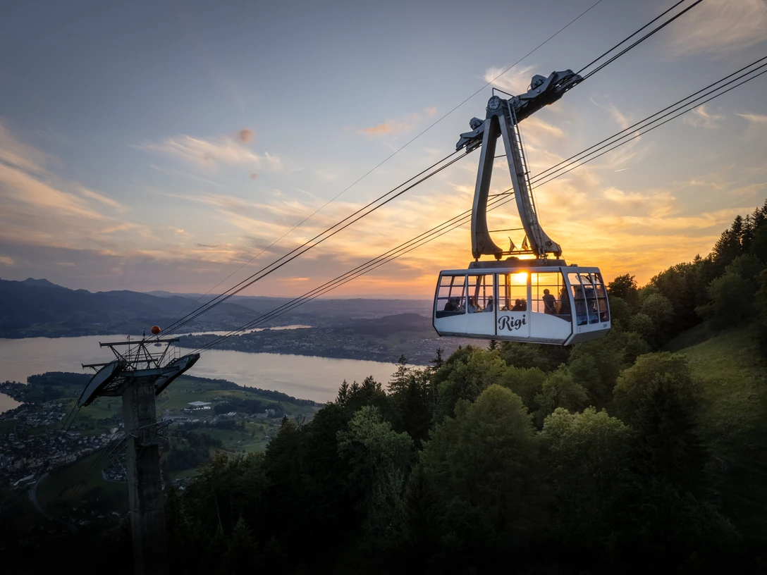 Restaurant flottant Kabine der Luftseilbahn bei SonnenuntergangCable car cabin at sunsetCabine du téléphérique au coucher du soleil